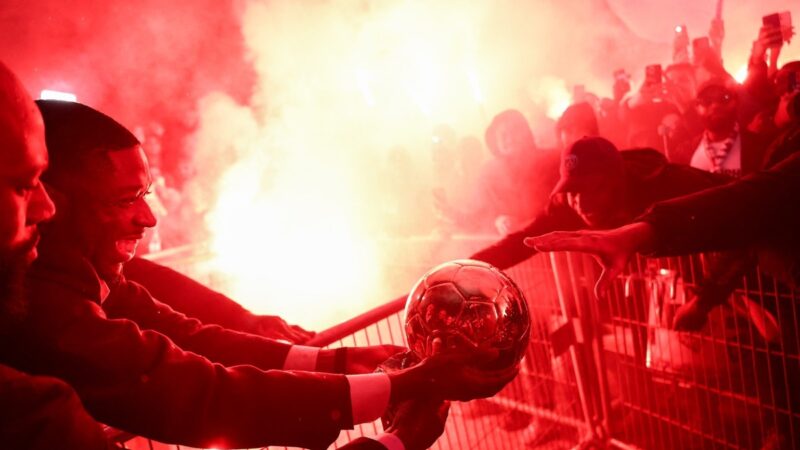 Dembélé “divide” Bola de Ouro com a torcida do PSG na saída da premiação