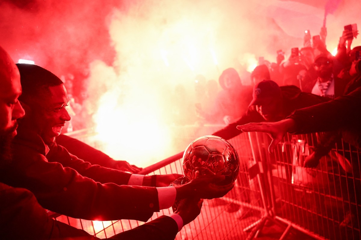 Dembélé “divide” Bola de Ouro com a torcida do PSG na saída da premiação