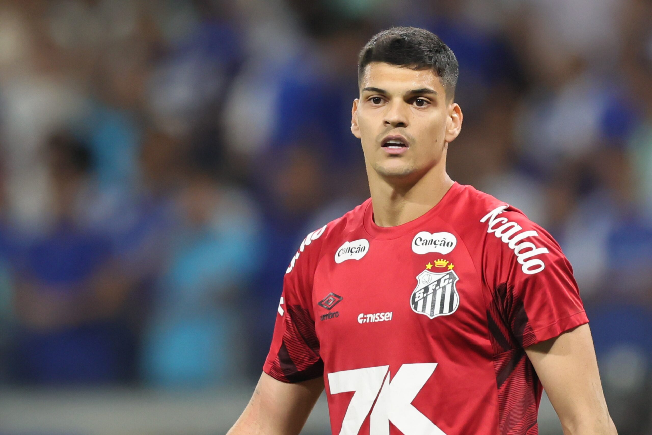 “Loucura”, raça e liderança: como Gabriel Brazão virou peça-chave por reação do Santos no Brasileirão