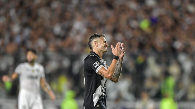 Especialista pelo alto, Vegetti vive seca de gols de cabeça na “era Diniz” no Vasco