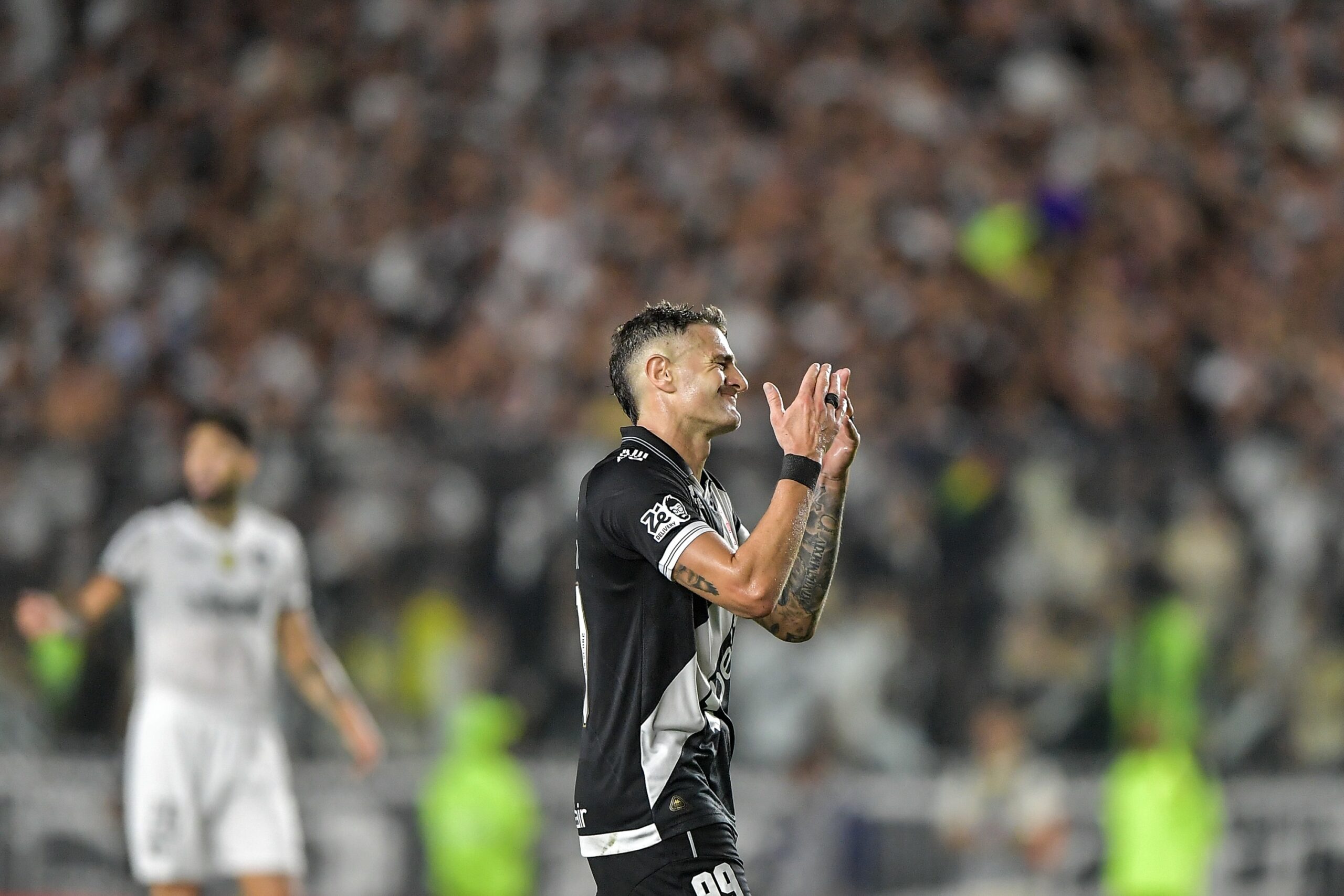 Especialista pelo alto, Vegetti vive seca de gols de cabeça na “era Diniz” no Vasco