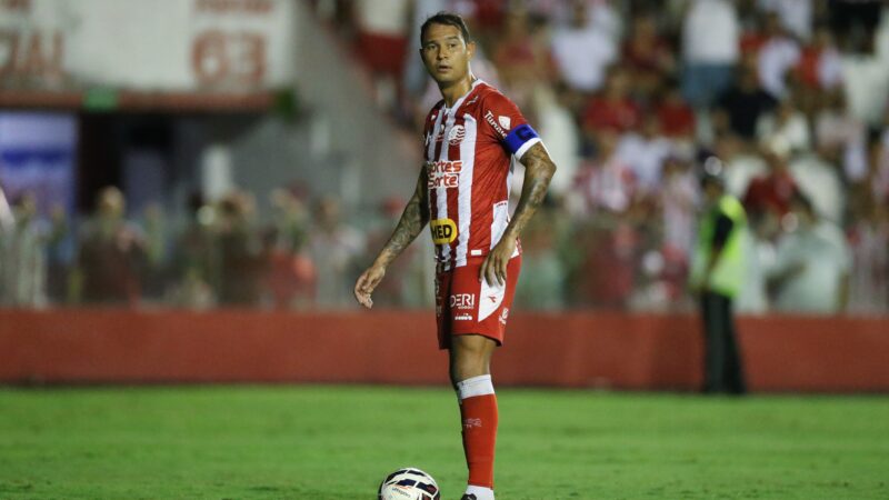 Retorno de Vinícius contra o Guarani é muito difícil, diz Hélio dos Anjos