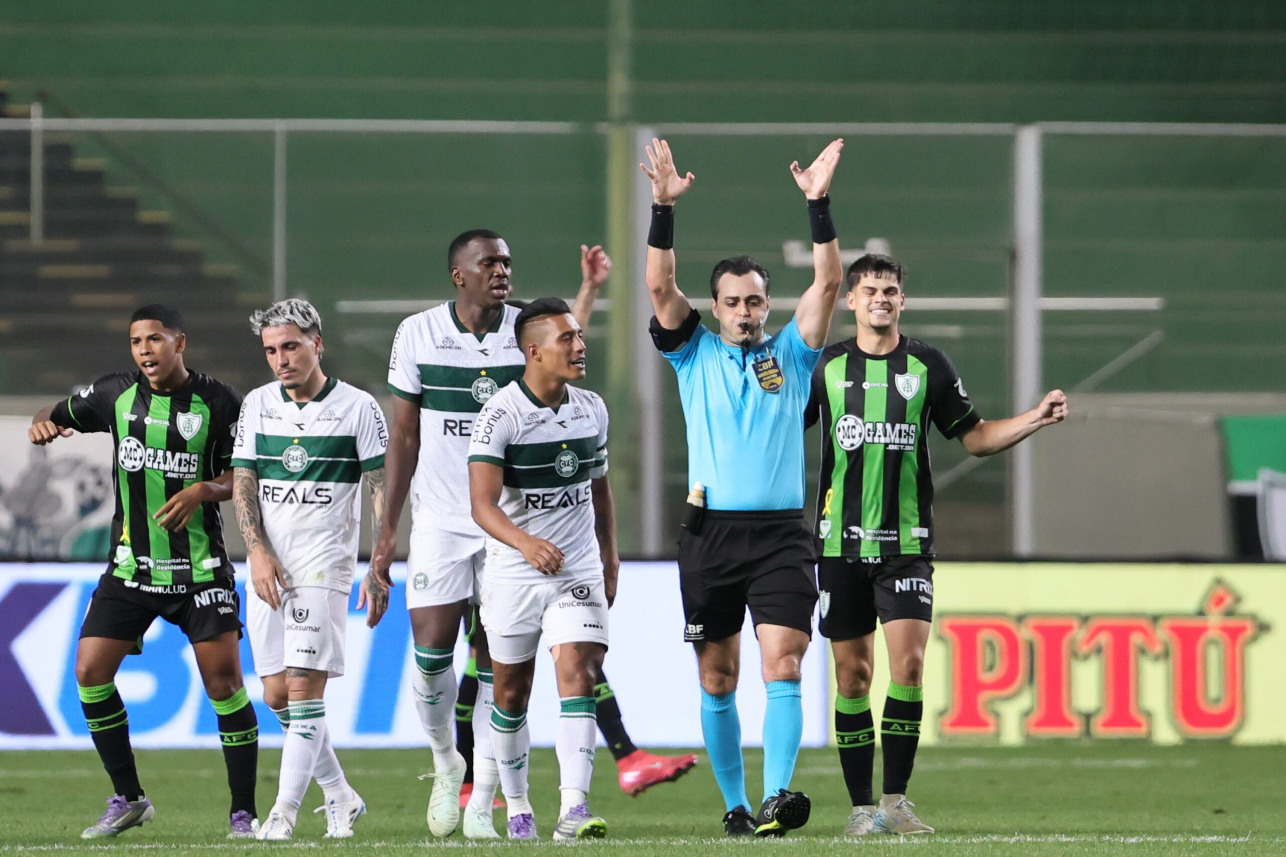 VAR vê pênalti para o Coritiba em lance polêmico contra o América-MG; ouça áudio