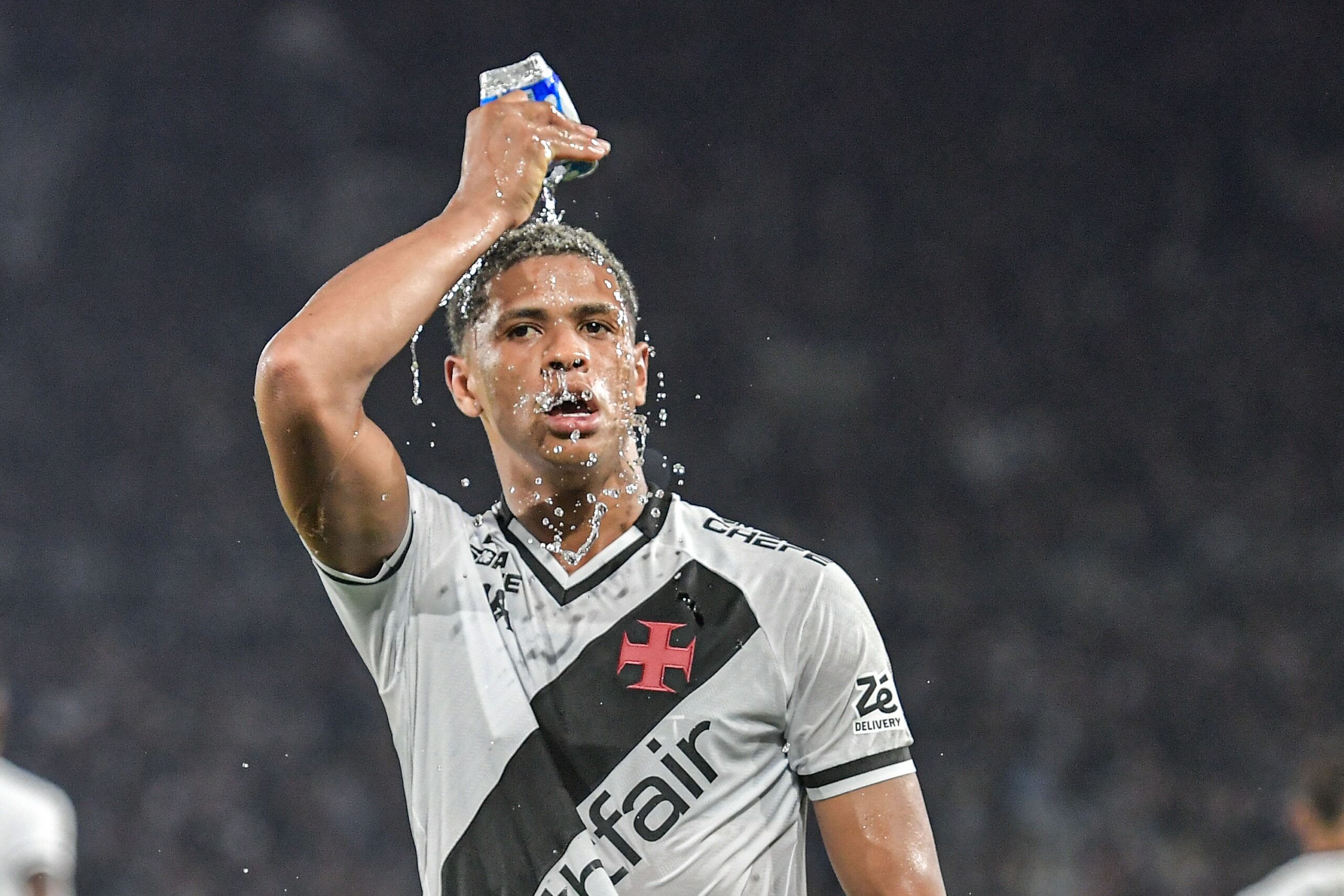 Das investidas do Cruzeiro à titularidade com Diniz: o projeto de valorização de Barros no Vasco