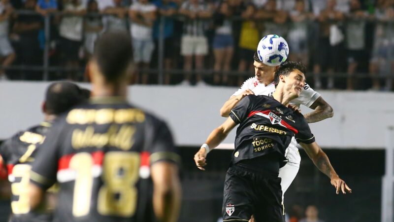 Escobar recebe o terceiro cartão amarelo e vira desfalque no Santos