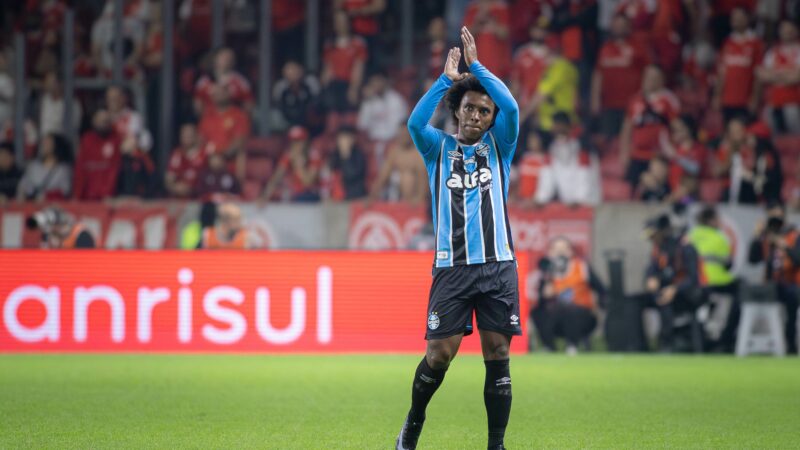 Willian muda dinâmica de ataque e empolga Grêmio com apenas uma hora em campo