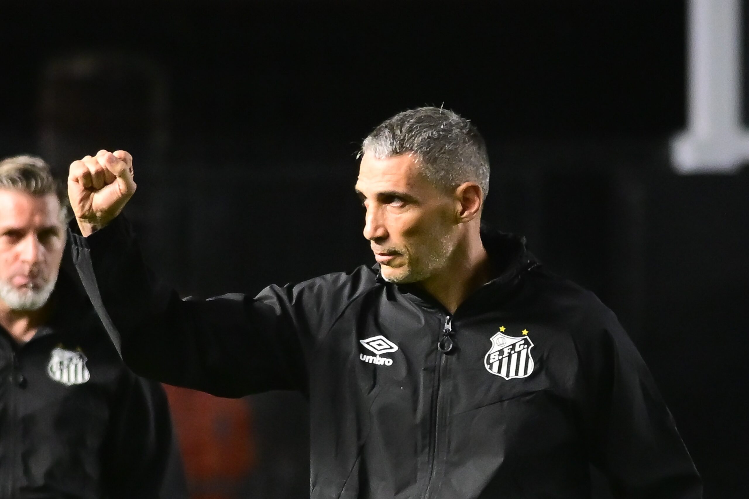 Invencibilidade e tropeços de rivais fazem Santos respirar no primeiro mês sob o comando de Vojvoda