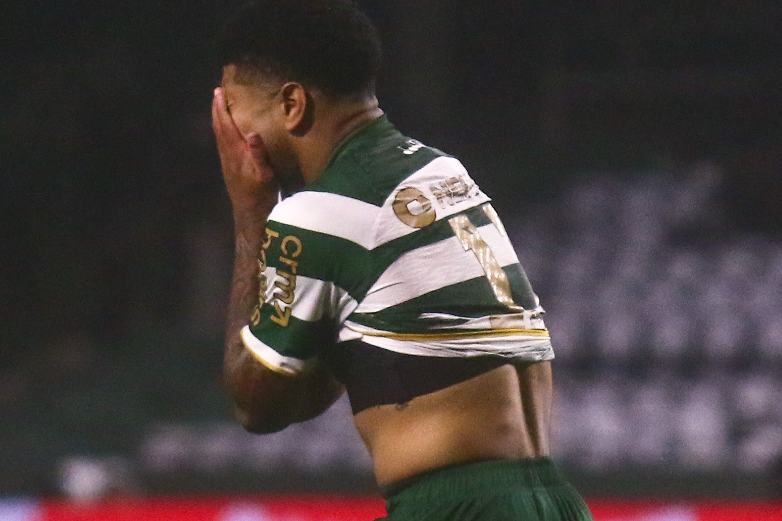 Coritiba vê pressão crescer após ser ultrapassado pelo rival na Série B