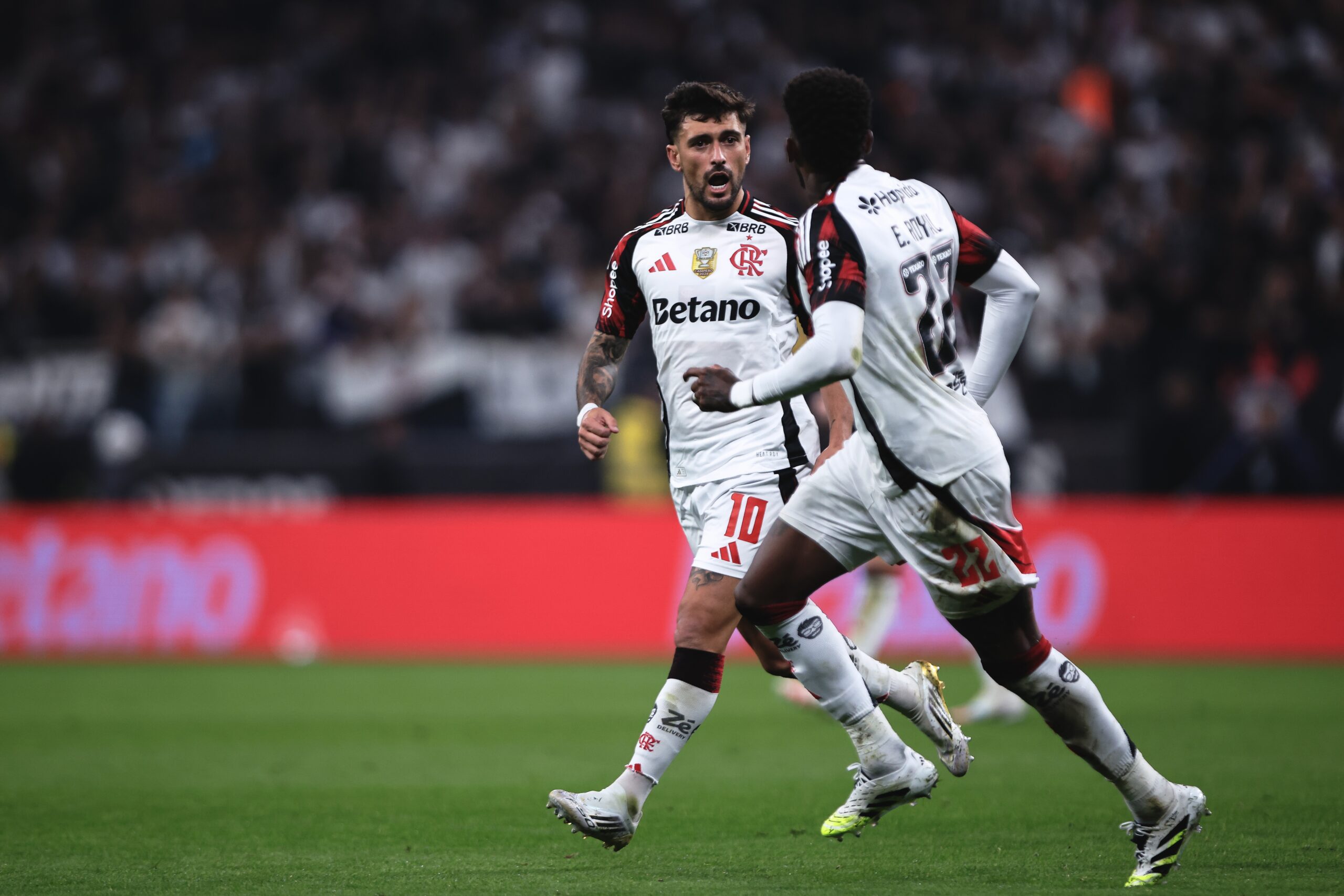 Rodada favorável faz chances de título brasileiro do Flamengo irem a 49% contra 38% do Palmeiras