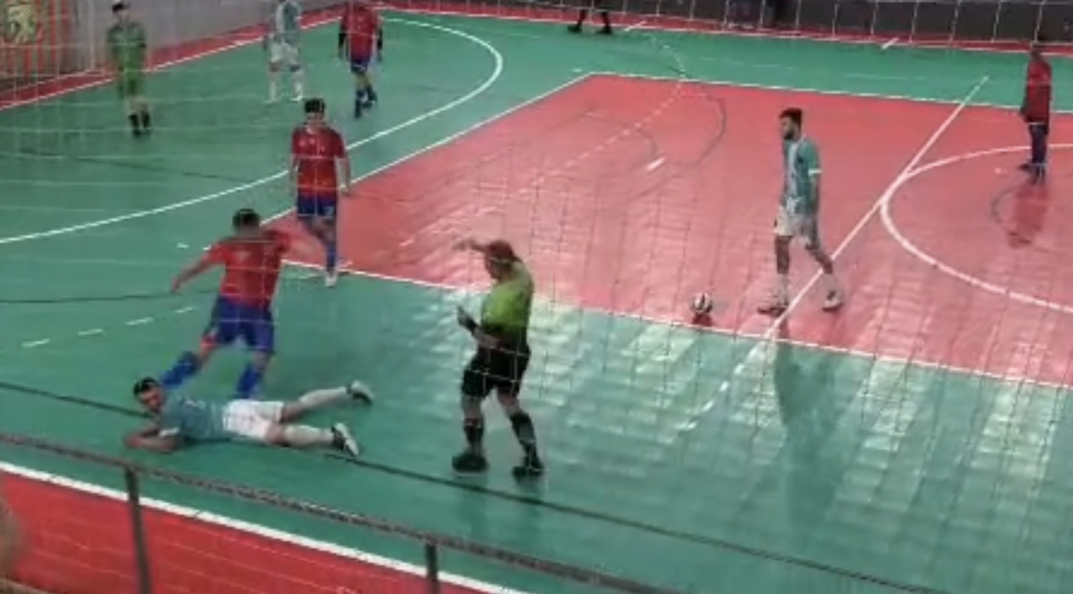 Jogador agride rival com chute no rosto em jogo de futsal; veja o vídeo