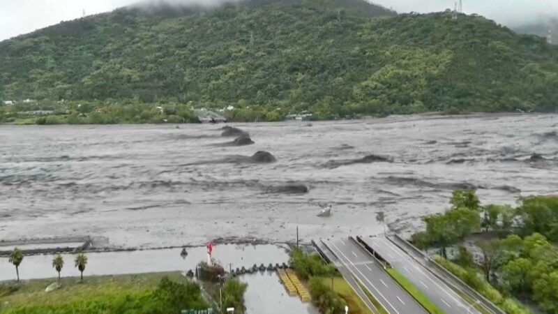 VÍDEO: rompimento de lago após tufão destrói ponte e causa enchente em Taiwan; 14 morreram e 124 estão desaparecidos