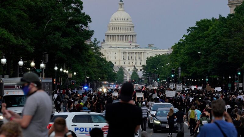 FBI demite agentes que se ajoelharam durante protesto pela morte de George Floyd em 2020