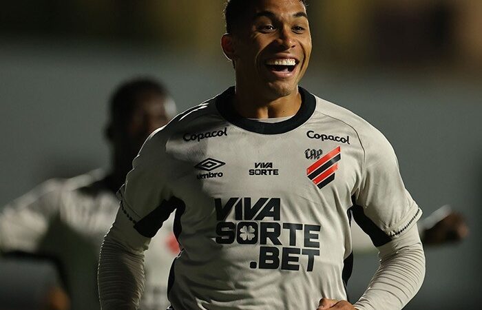 Julimar volta a marcar pelo Athletico após superar grave lesão e comove ao revelar drama familiar