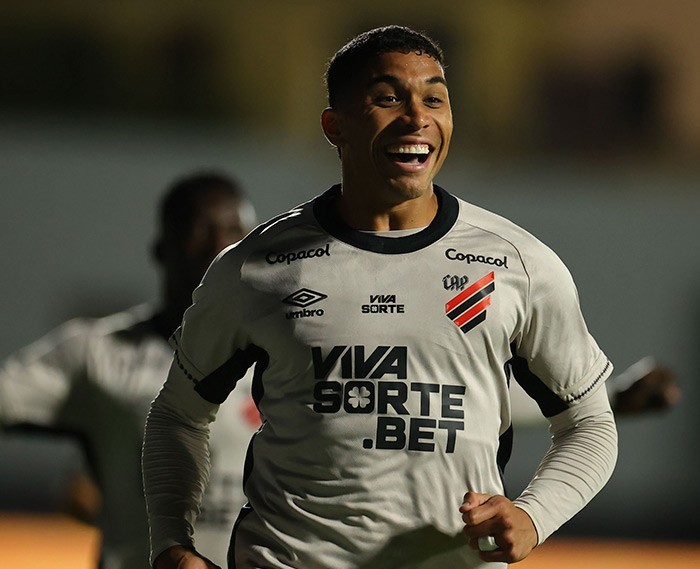 Julimar volta a marcar pelo Athletico após superar grave lesão e comove ao revelar drama familiar