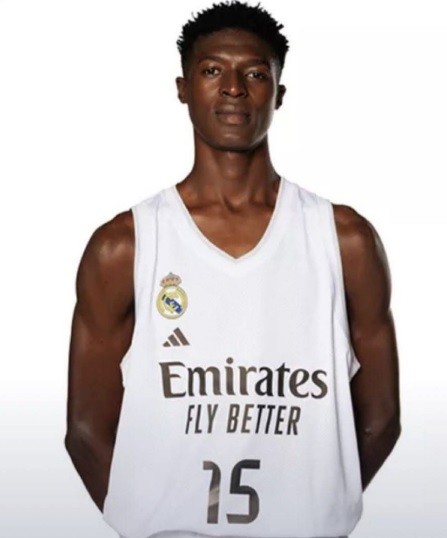 Real Madrid aposta em jogador de 11 anos e 1,98m para a equipe de basquete