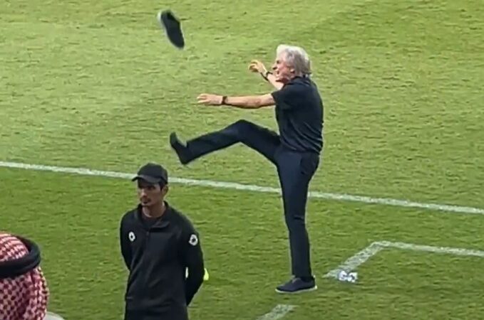 Jorge Jesus se revolta em goleada do Al-Nassr e perde sapato ao dar um bico na bola; vídeo