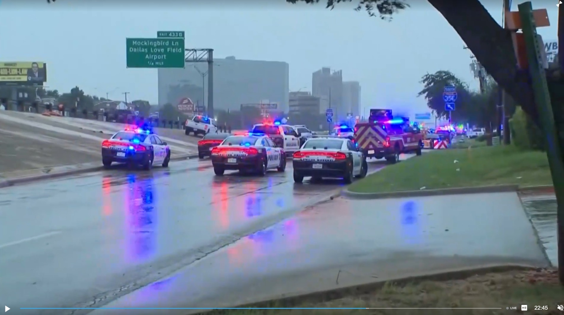 Agente de imigração dos EUA empurra mulher no chão, na frente dos filhos dela; VÍDEO