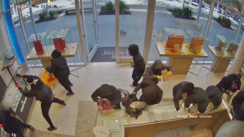 VÍDEO: Grupo de 20 assaltantes invade joalheria e rouba US$ 1 milhão em mercadorias nos EUA