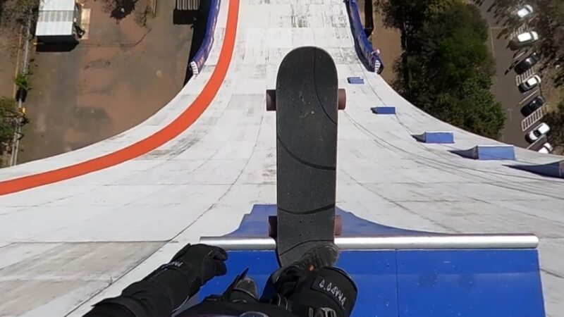 Câmera 360° de Sandro Dias revela visão inédita de recorde ao descer megarrampa em prédio; veja