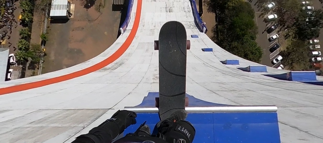 Câmera 360° de Sandro Dias revela visão inédita de recorde ao descer megarrampa em prédio; veja