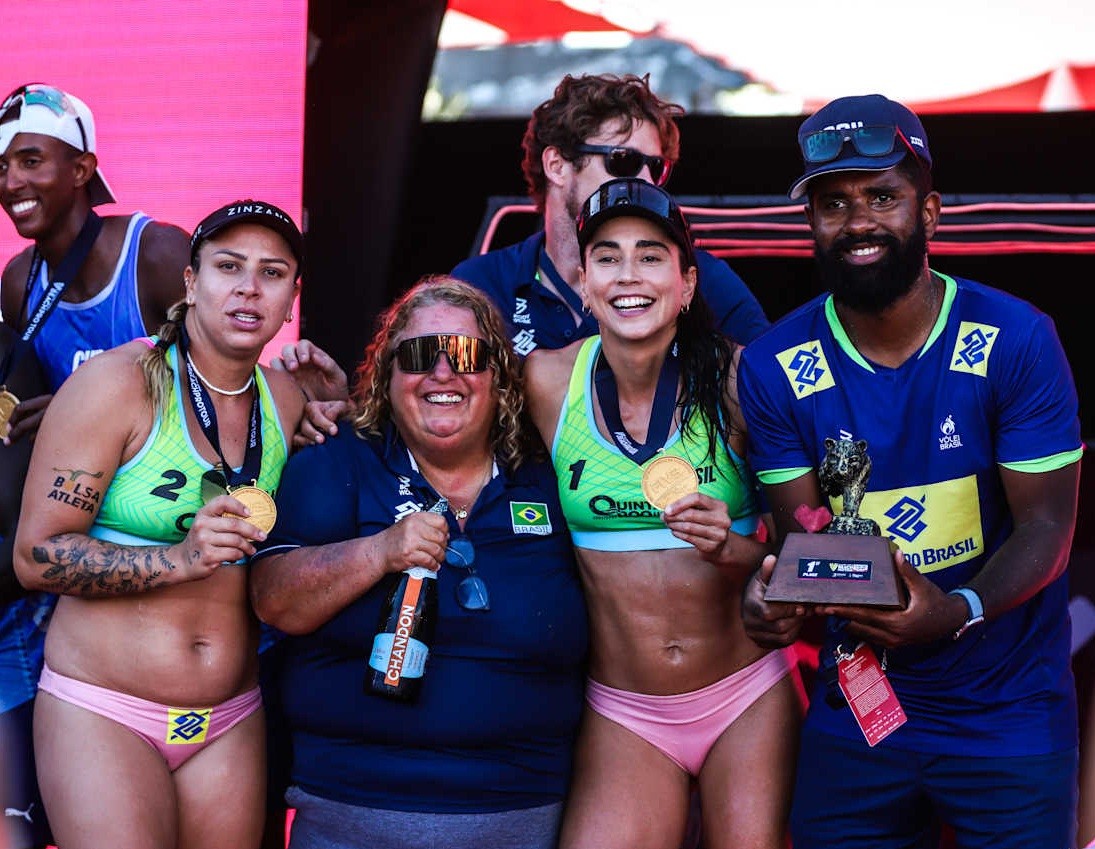 Presença de técnicos em quadra no Circuito Mundial fortalece Carol e Rebecca em conquista no Rio