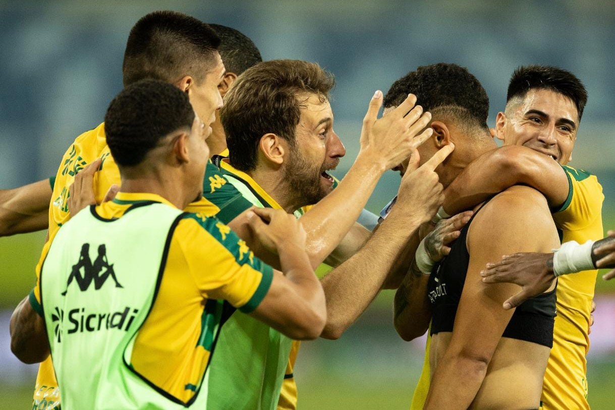 Análise: Cuiabá mostra força, vence terceira seguida em casa e mantém vivo sonho do acesso