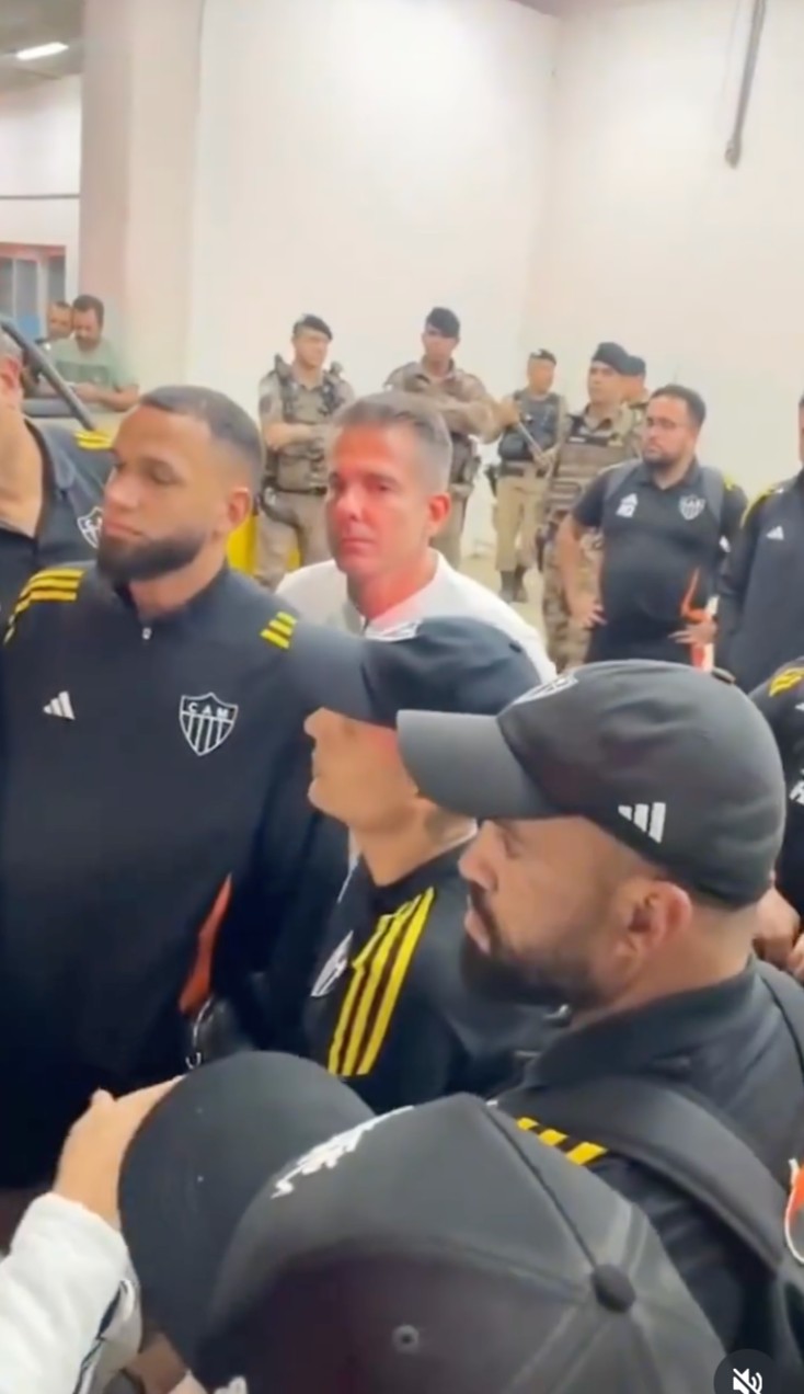 Organizada cobra jogadores do Atlético-MG depois de derrota para o Botafogo