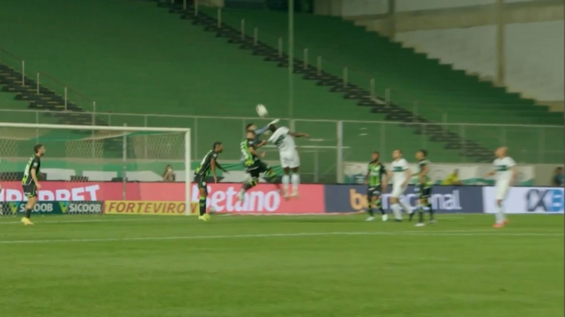 América-MG pede explicações à CBF após polêmicas no jogo com o Coritiba na Série B; veja lances