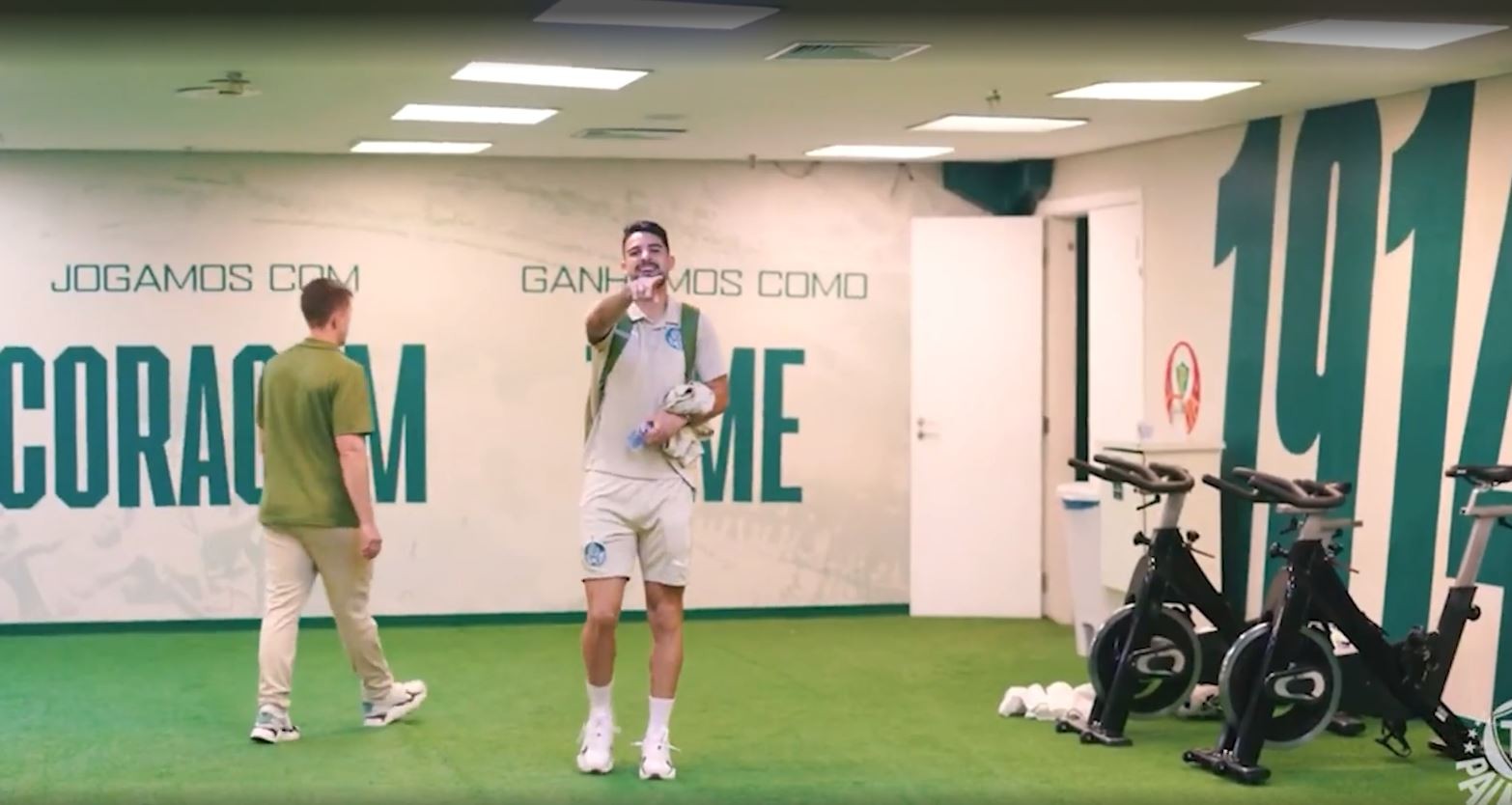 Veiga brinca com Flaco após vitória do Palmeiras: “Foi pra seleção argentina e voltou o Messi”