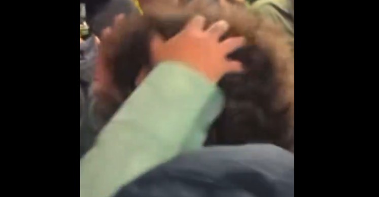 Torcedor do United que viralizou por promessa de não cortar o cabelo é atacado; veja vídeo