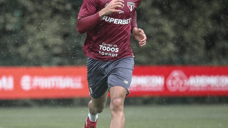 Volante Hugo inicia transição no São Paulo sete meses após cirurgia