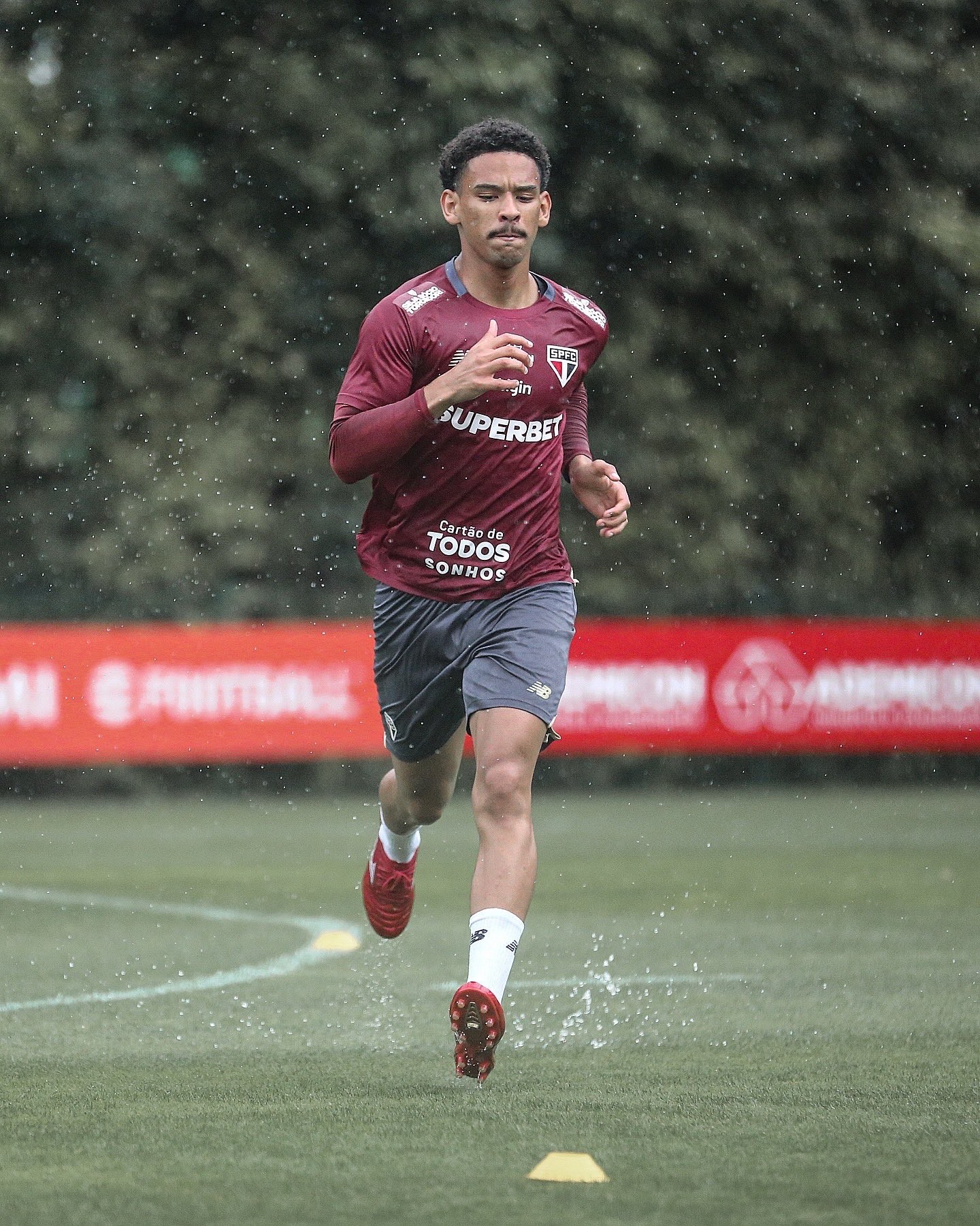 Volante Hugo inicia transição no São Paulo sete meses após cirurgia