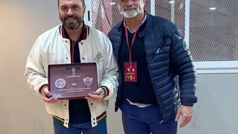 Lanús confunde escudo do Fluminense com o do Independência-AC em placa