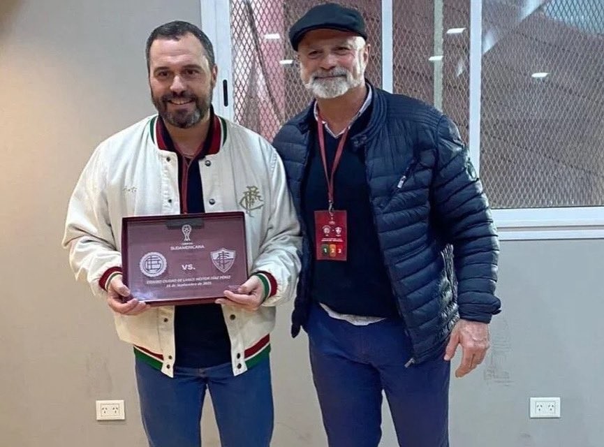 Lanús confunde escudo do Fluminense com o do Independência-AC em placa