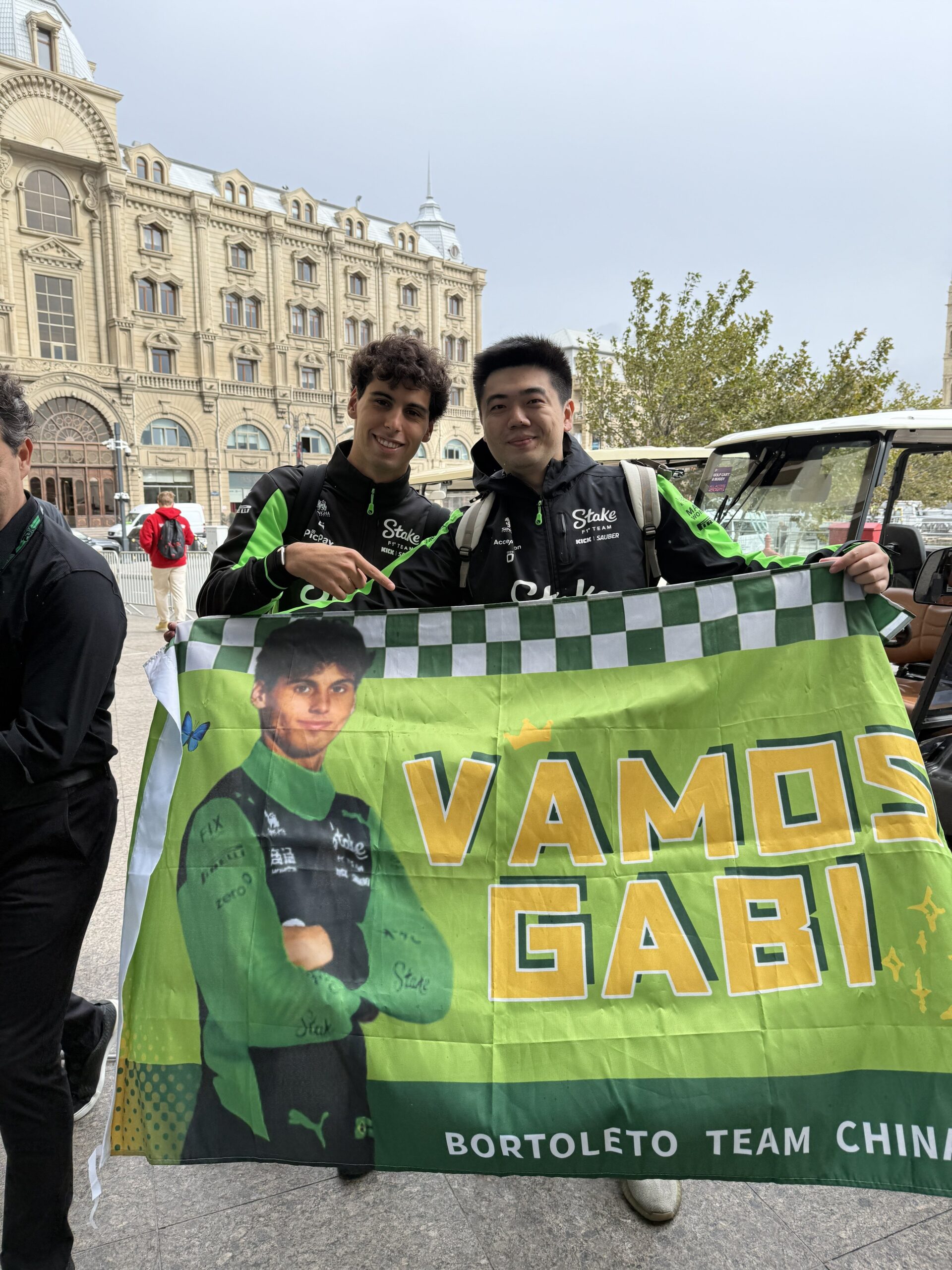 Fã chinês de Bortoleto viaja 16h para ver brasileiro no GP do Azerbaijão