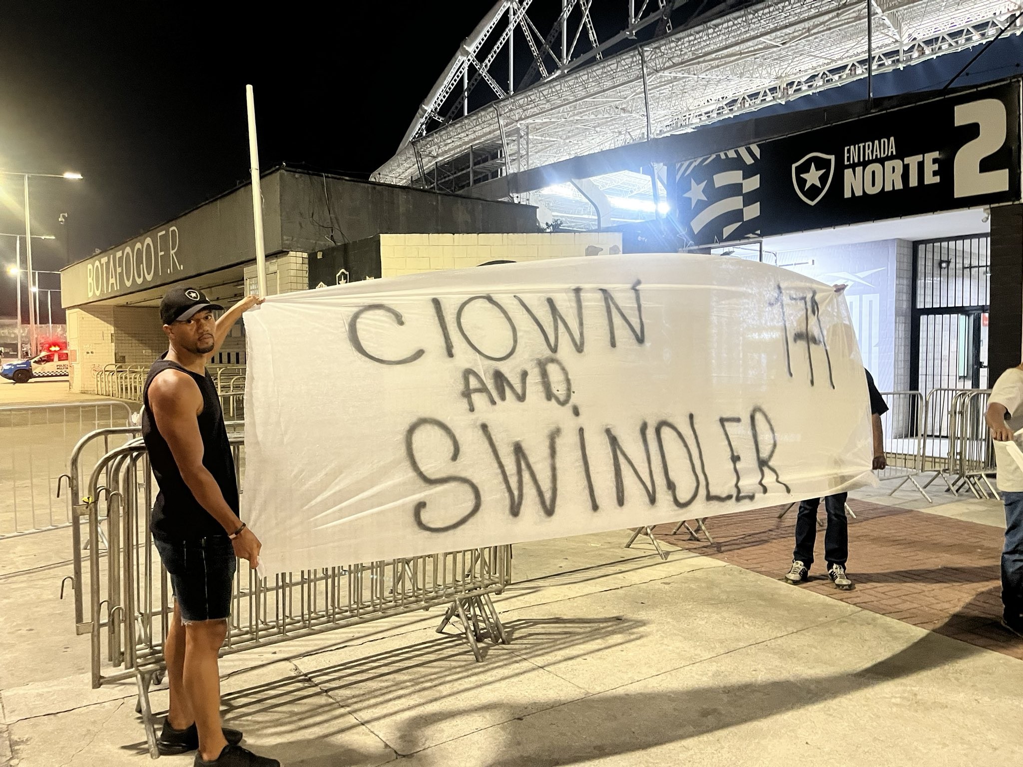 Torcedores do Botafogo protestam no Nilton Santos e criticam Textor: “Palhaço e vigarista”