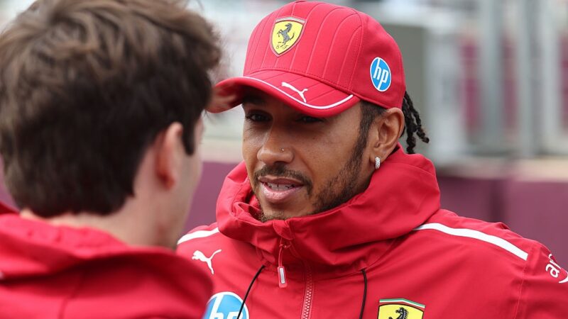 Hamilton diz que vai se desculpar com Leclerc por não devolver posição; entenda