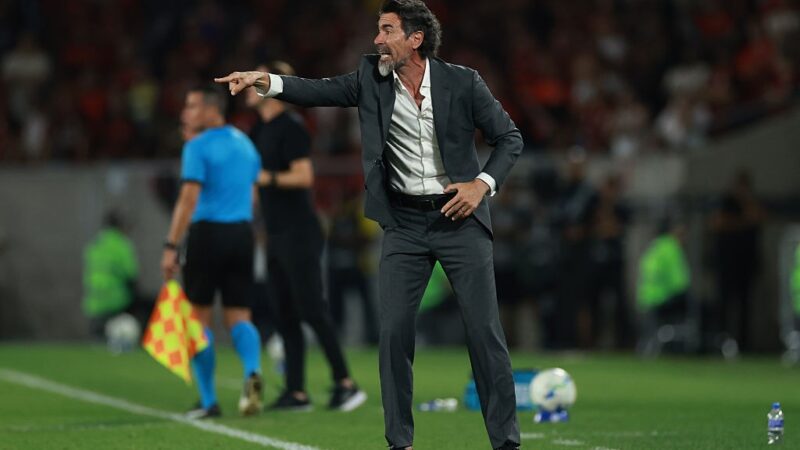 Técnico do Estudiantes critica “pressão” do Flamengo: “Inventaram várias histórias”