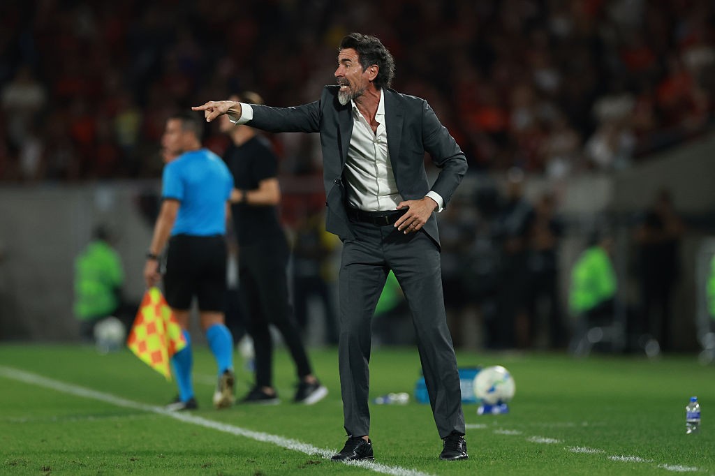 Técnico do Estudiantes critica “pressão” do Flamengo: “Inventaram várias histórias”