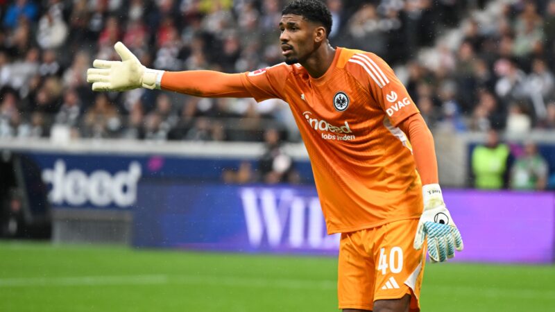 Goleiro ex-Flamengo volta ao gol do Frankfurt com bênção de ídolo: “Não preciso me sentir culpado”