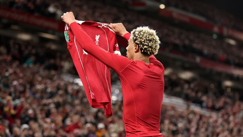 Técnico do Liverpool detona atacante do seu time por expulsão: “Foi estúpido”