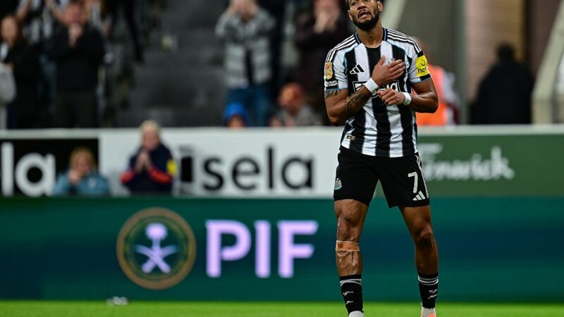 Joelinton celebra gols em busca do bi da Copa da Liga: “Sabemos a responsabilidade do atual campeão”