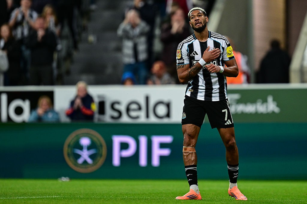 Joelinton celebra gols em busca do bi da Copa da Liga: “Sabemos a responsabilidade do atual campeão”