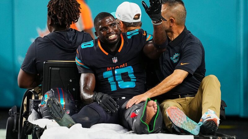 Imagens fortes: Tyreek Hill sofre grave lesão em vitória dos Dolphins e está fora da temporada da NFL