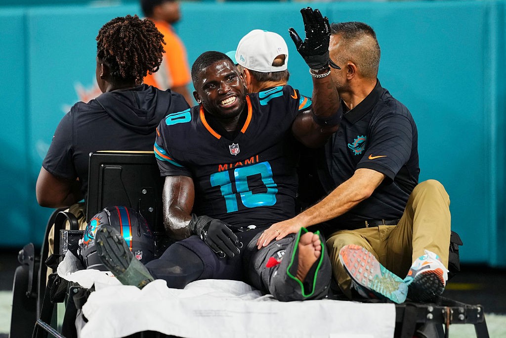 Imagens fortes: Tyreek Hill sofre grave lesão em vitória dos Dolphins e está fora da temporada da NFL