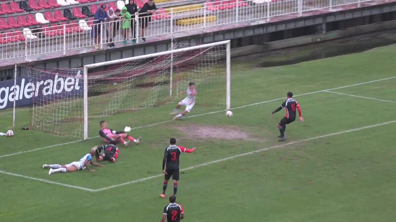 Parecia impossível, mas aconteceu: atacante perde gol sozinho e embaixo da trave na Copa Santa Catarina