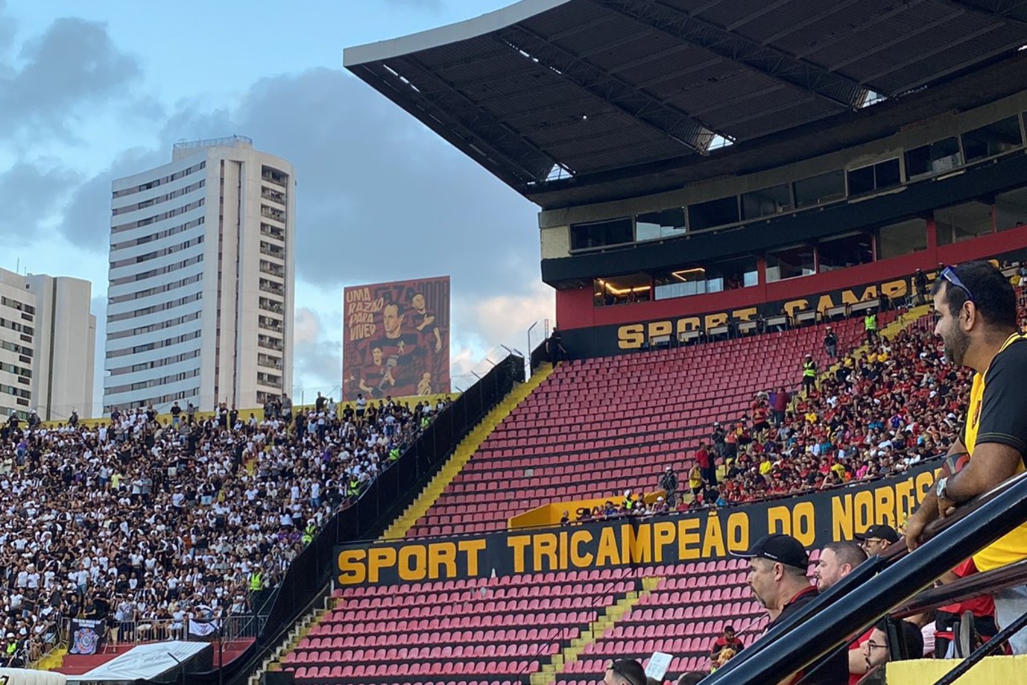 Sport se desculpa com torcida por falha operacional em setor da Ilha no jogo contra o Corinthians