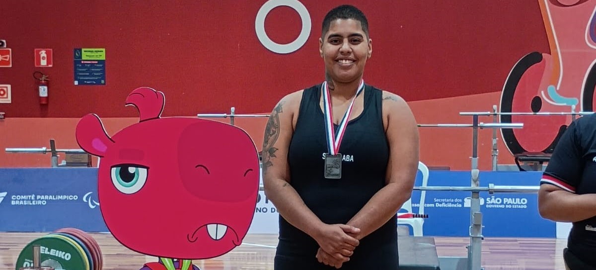 Atleta supera acidente com trem, vira tricampeã e recordista brasileira no lançamento de disco