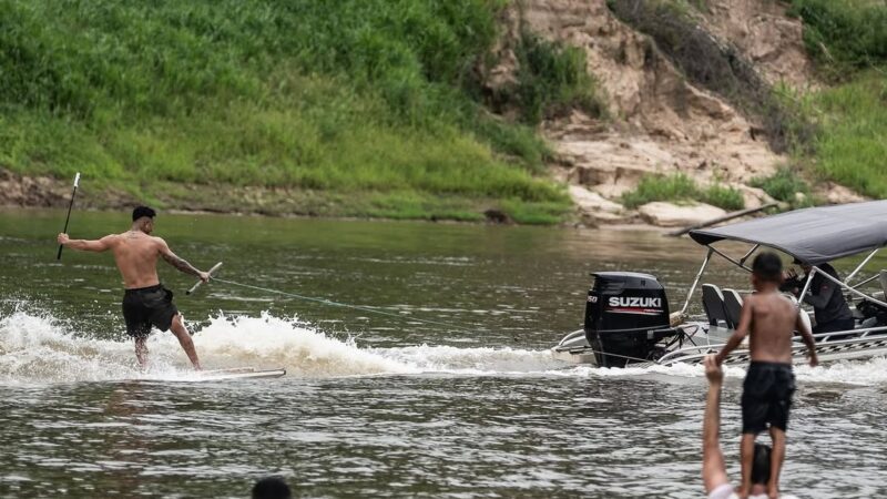 Italo Ferreira surfa com tampa de geladeira na Floresta Amazônica; veja vídeo