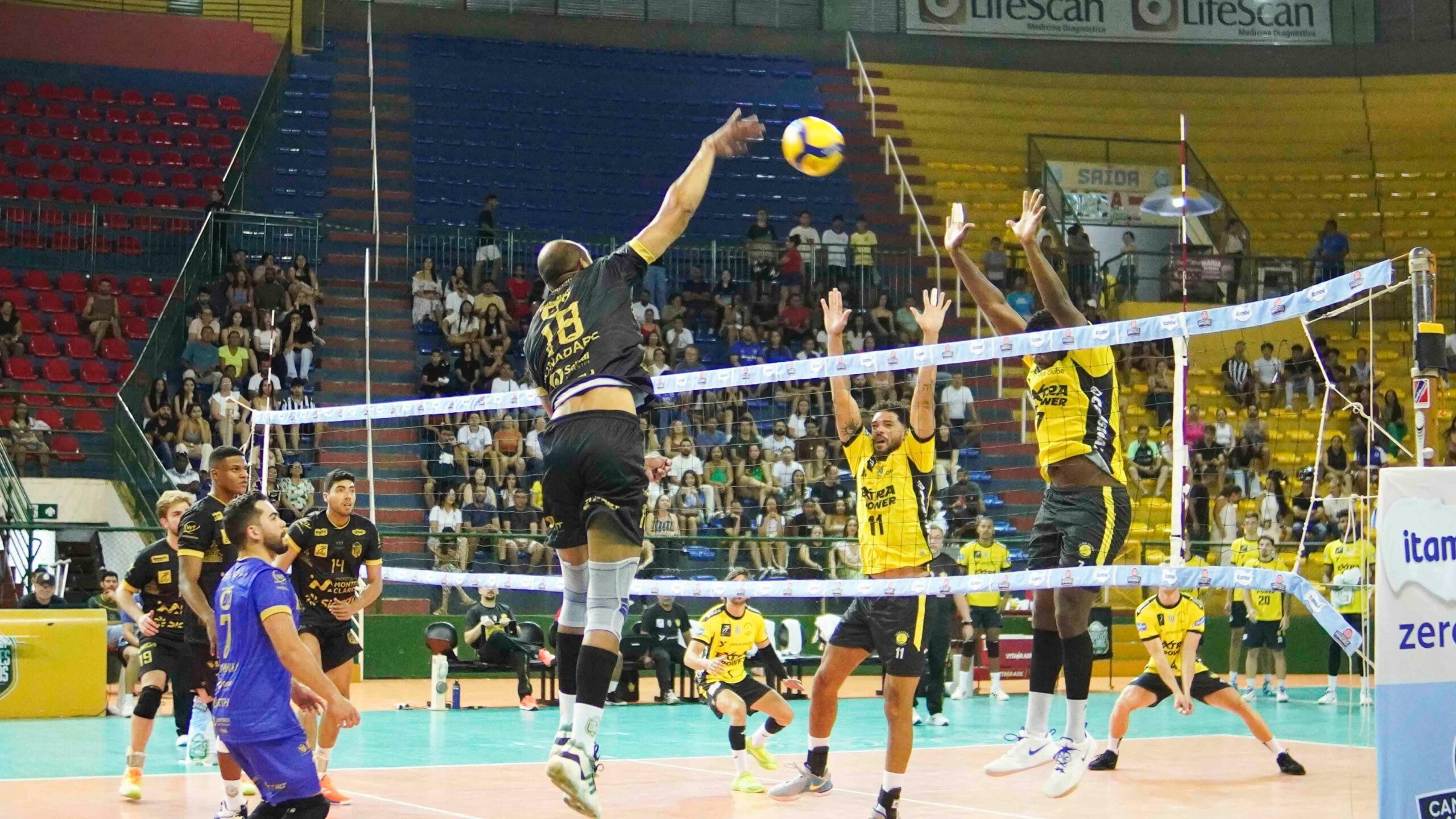 Montes Claros Vôlei perde para o Praia Clube na estreia diante da torcida e segue sem vencer